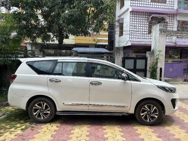 https://images10.gaadi.com/usedcar_image/4641079/original/processed_processed_aab538d2-98fd-4069-ab8a-ff40c4b2d238.jpeg?imwidth=6402