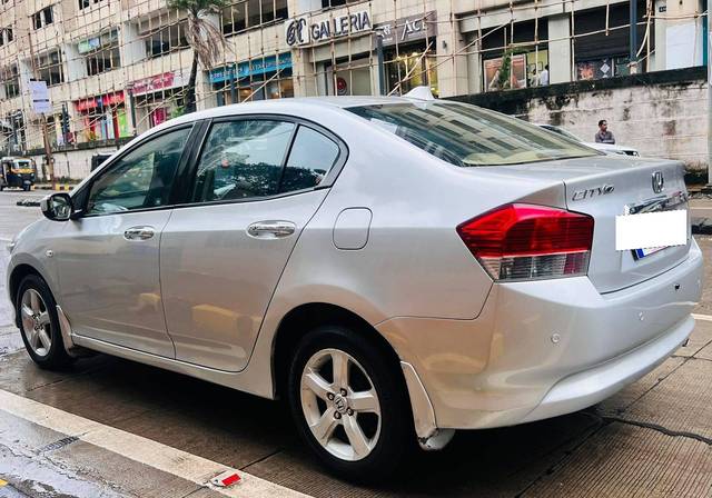 https://images10.gaadi.com/usedcar_image/4641189/original/processed_31d050a44cf5cab051b24ff7da82f87f.jpg?imwidth=6402