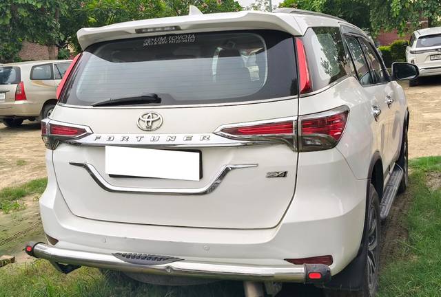https://images10.gaadi.com/usedcar_image/4641250/original/processed_547fe0b787d8e9ff0391208252951d41.jpg?imwidth=6401