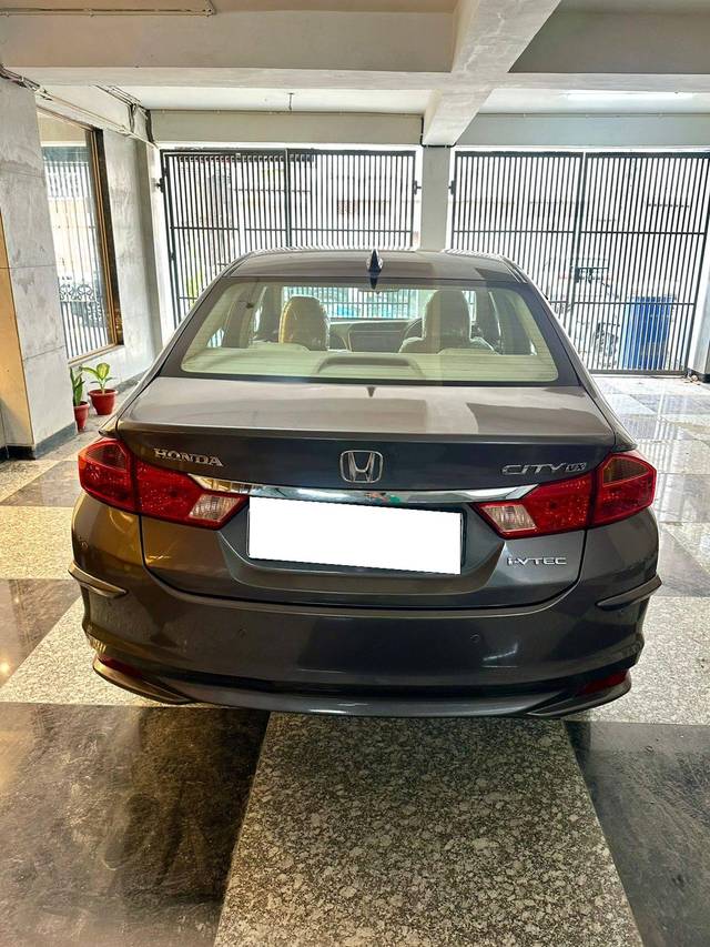 https://images10.gaadi.com/usedcar_image/4641269/original/processed_963d8c65d60d80e9c8f9c24e9589e655.jpg?imwidth=6402