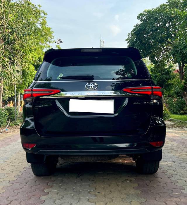 https://images10.gaadi.com/usedcar_image/4641368/original/processed_8cbe8e9c-b1ec-42be-ab09-b77b88f3e2f2.jpg?imwidth=6401