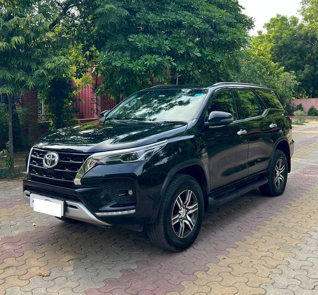 https://images10.gaadi.com/usedcar_image/4641368/original/processed_c8a2f57f-cc77-4cfc-a933-6fed02e41be5.jpg?imwidth=6402