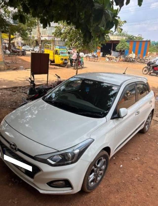 https://images10.gaadi.com/usedcar_image/4641409/original/processed_3b26a2df-f1d3-40cd-9a22-e856f5600f92.jpeg?imwidth=6400