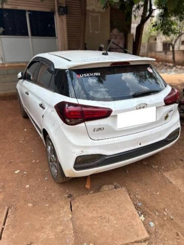 https://images10.gaadi.com/usedcar_image/4641409/original/processed_eb9fa9a2-00c3-4875-9633-8448841f91a8.jpeg?imwidth=6401
