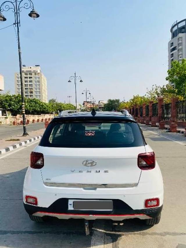 https://images10.gaadi.com/usedcar_image/4641417/original/processed_09978a1b-a81a-42c8-9198-1b60b847e4fa.jpeg?imwidth=6402