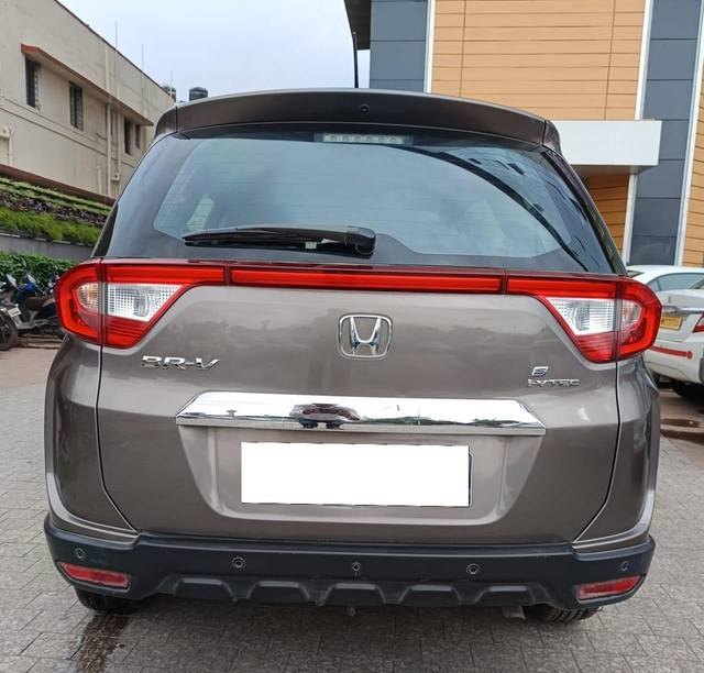 https://images10.gaadi.com/usedcar_image/4641720/original/processed_47b32df9020f60a5fb8e7aede4dce886.jpg?imwidth=6402