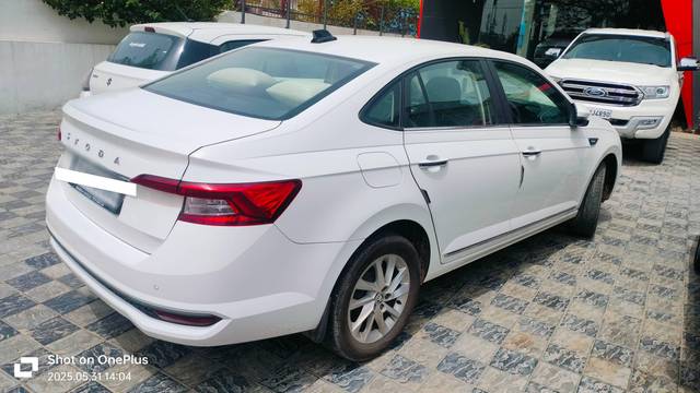 https://images10.gaadi.com/usedcar_image/4641730/original/processed_6a1c1c6e980a3c8faf99ca895d9c43b4.jpg?imwidth=6401