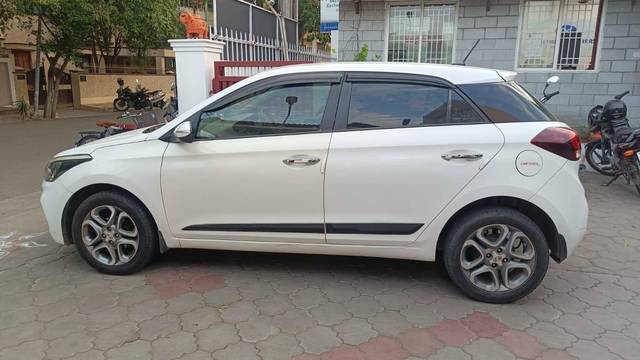 https://images10.gaadi.com/usedcar_image/4641748/original/processed_5fe9f1c08c61b69f2ceaaee22a236c2a.jpeg?imwidth=6402