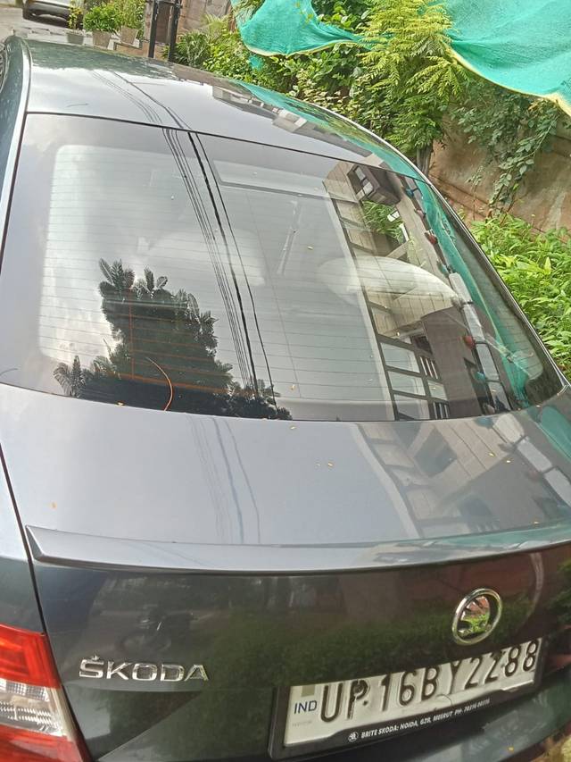 https://images10.gaadi.com/usedcar_image/4641769/original/d958a49e-7945-45e2-a46f-aacd54a4abd4.jpg?imwidth=6402