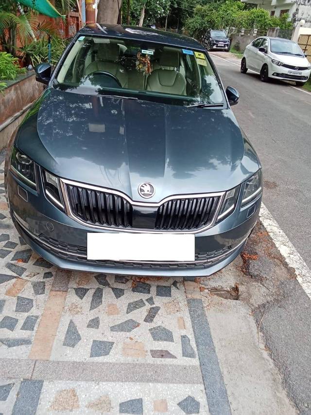 https://images10.gaadi.com/usedcar_image/4641769/original/processed_f231e577-e7f4-4214-ad30-1fa4ccca5bdb.jpg?imwidth=6401
