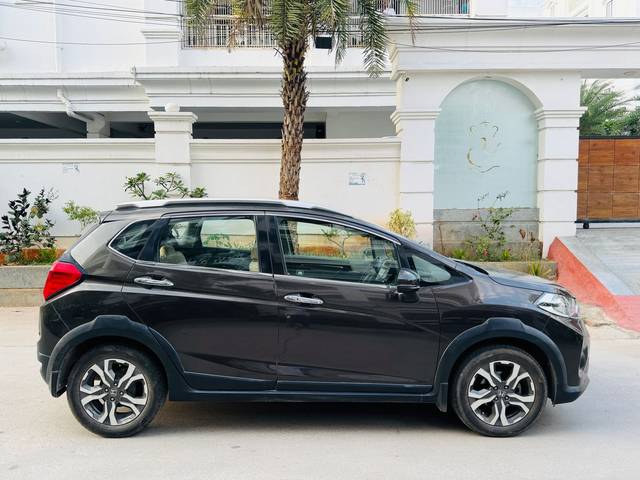 https://images10.gaadi.com/usedcar_image/4641806/original/aa6b42f2090c1689668297b771d603fa.jpg?imwidth=6401