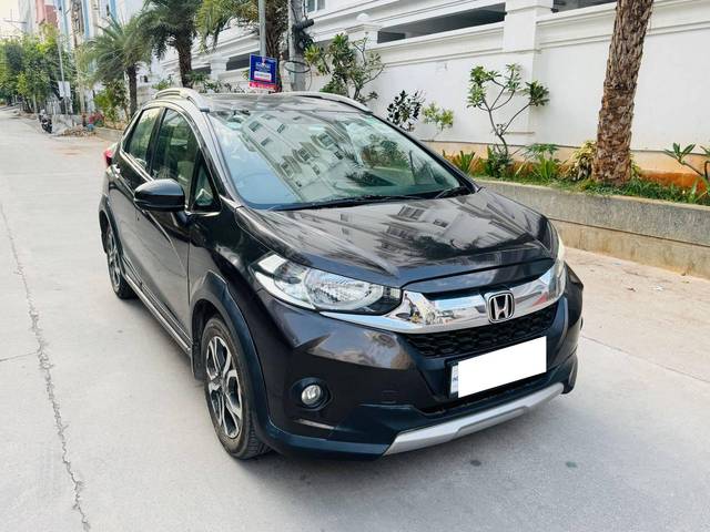 https://images10.gaadi.com/usedcar_image/4641806/original/processed_939e655bab0e4387b1583f84fdf7fe8d.jpg?imwidth=6400