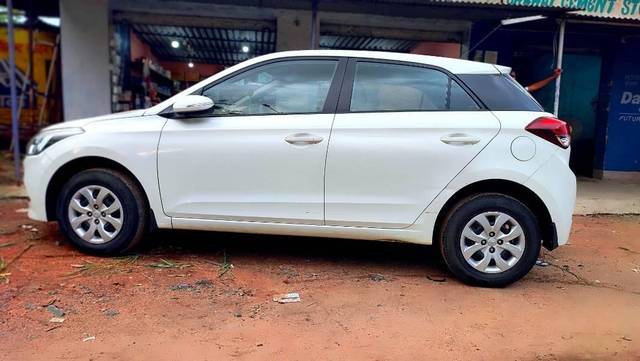 https://images10.gaadi.com/usedcar_image/4641835/original/processed_8bd0580e-576b-4411-8cef-e31d9d5425f9.jpg?imwidth=6402