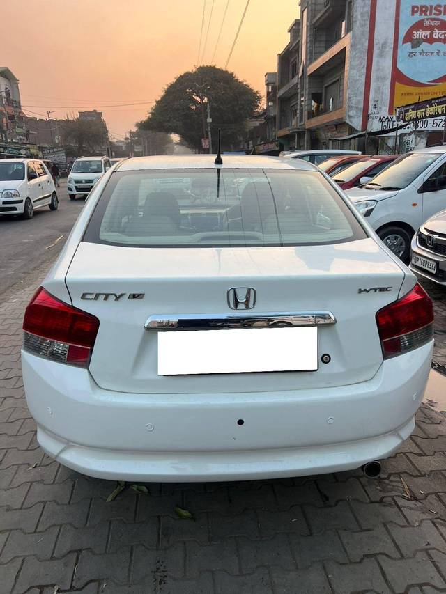 https://images10.gaadi.com/usedcar_image/4641850/original/processed_2265c3d6e81886cb1d63cd5bbca72902.jpg?imwidth=6401
