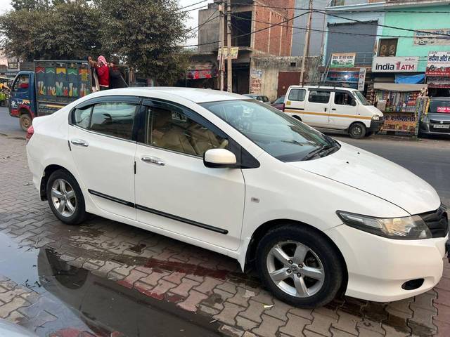 https://images10.gaadi.com/usedcar_image/4641850/original/processed_30d0c669ed31e96bb4e385d13a2b118e.jpg?imwidth=6402