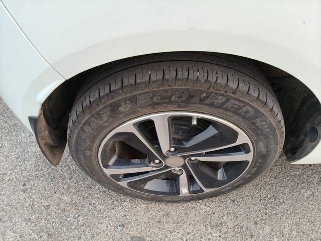 https://images10.gaadi.com/usedcar_image/4641869/original/38920542e08b3b60ad97632eb14665b5.jpg?imwidth=6402