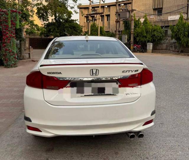 https://images10.gaadi.com/usedcar_image/4641898/original/processed_520a2fd90a23617791d175d5ecfd01ed.jpg?imwidth=6401