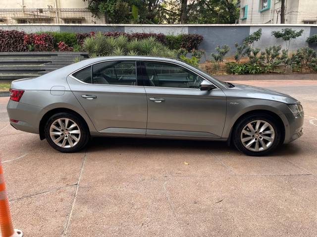 https://images10.gaadi.com/usedcar_image/4641975/original/processed_2e6c349828a210132754aeb22440569c.jpeg?imwidth=6401