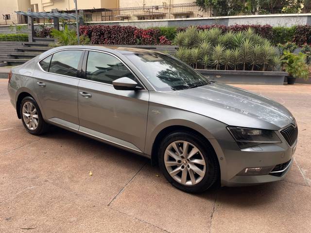 https://images10.gaadi.com/usedcar_image/4641975/original/processed_2ffb479819e2c03d21fa35802bebf0e7.jpeg?imwidth=6400