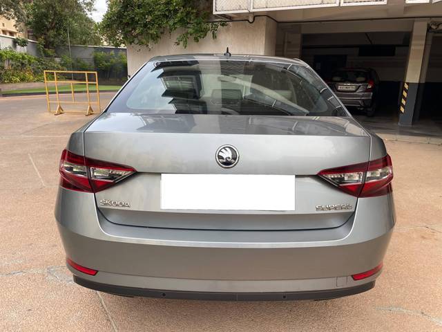 https://images10.gaadi.com/usedcar_image/4641975/original/processed_de5932bc42732a06effcbde309b24104.jpeg?imwidth=6402