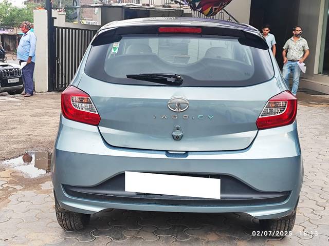 https://images10.gaadi.com/usedcar_image/4642104/original/processed_9271aa0d7898fa17e9fe9e2c7b68c872.jpg?imwidth=6402