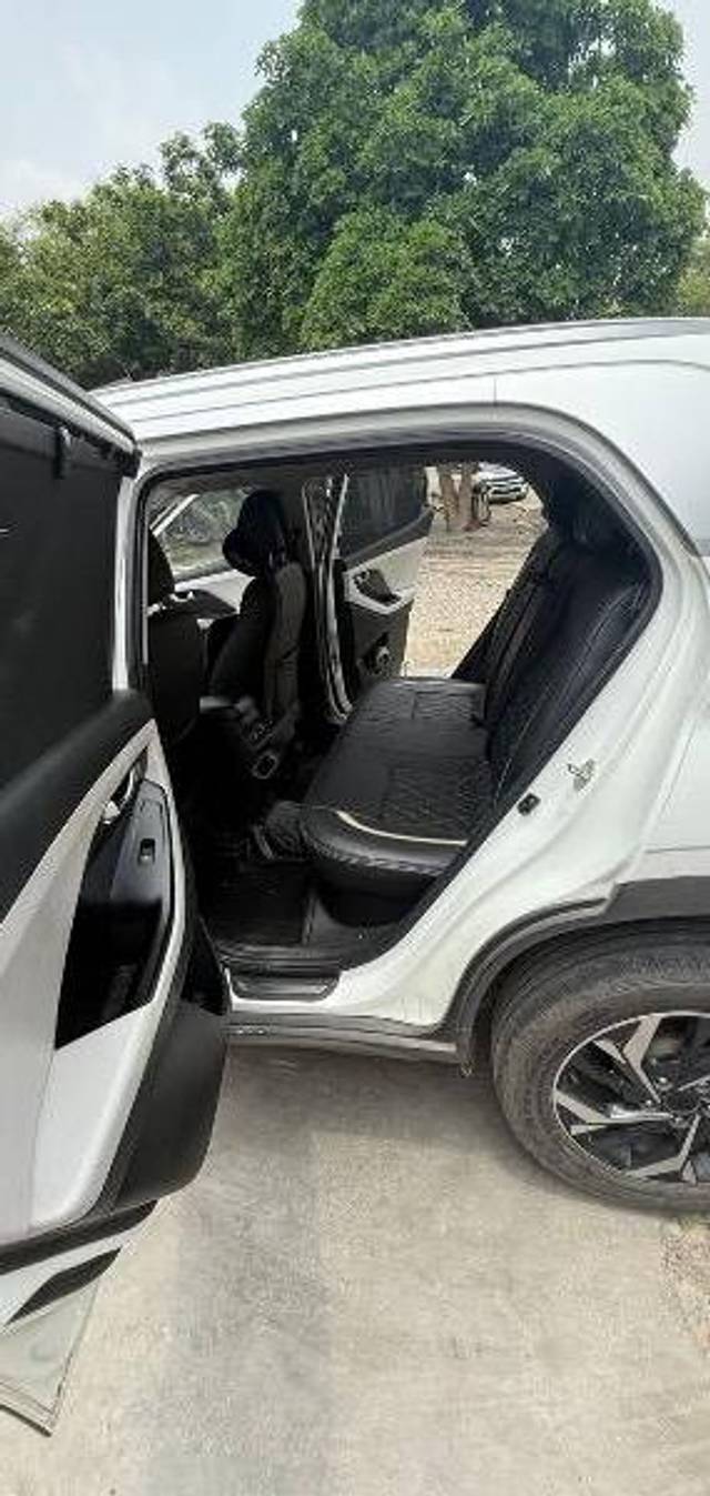 https://images10.gaadi.com/usedcar_image/4642115/original/processed_a865fa1f-6c48-404a-95d1-9cd64ef5d5cf.jpeg?imwidth=6402