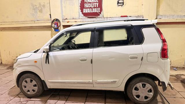 https://images10.gaadi.com/usedcar_image/4642118/original/processed_d484d9c2f2ce751fe3fa9a20b2722591.jpg?imwidth=6401