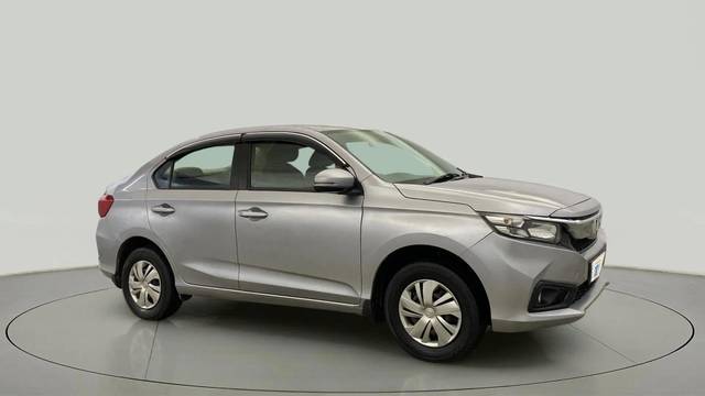 https://images10.gaadi.com/usedcar_image/4642128/original/4e1a33f491b339c0e507c1e73f789d6f.jpg?imwidth=6400