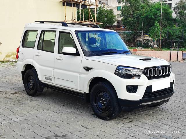 https://images10.gaadi.com/usedcar_image/4642158/original/processed_8093d8a4b43f16233438c0bbebe69535.jpg?imwidth=6400