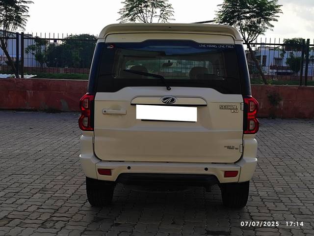 https://images10.gaadi.com/usedcar_image/4642158/original/processed_d20122e56e70cb45d0e4b7a9ce8471d5.jpg?imwidth=6402