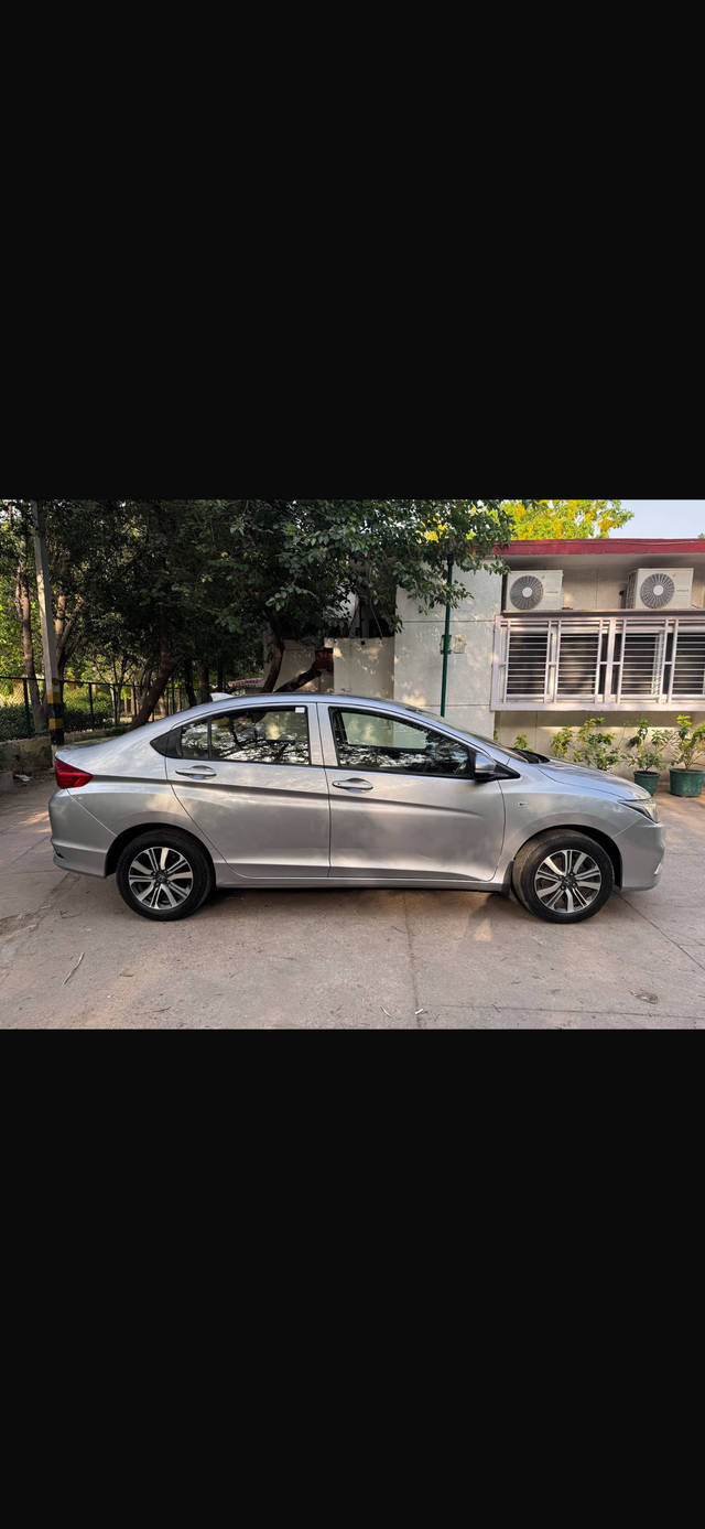 https://images10.gaadi.com/usedcar_image/4642172/original/processed_fc2490d7-ea05-41a4-92ac-3a27027ee14c.png?imwidth=6402