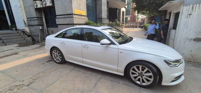 https://images10.gaadi.com/usedcar_image/4642319/original/processed_e88d570a-beb7-4e31-a616-12ca159dd4cd.jpg?imwidth=6400