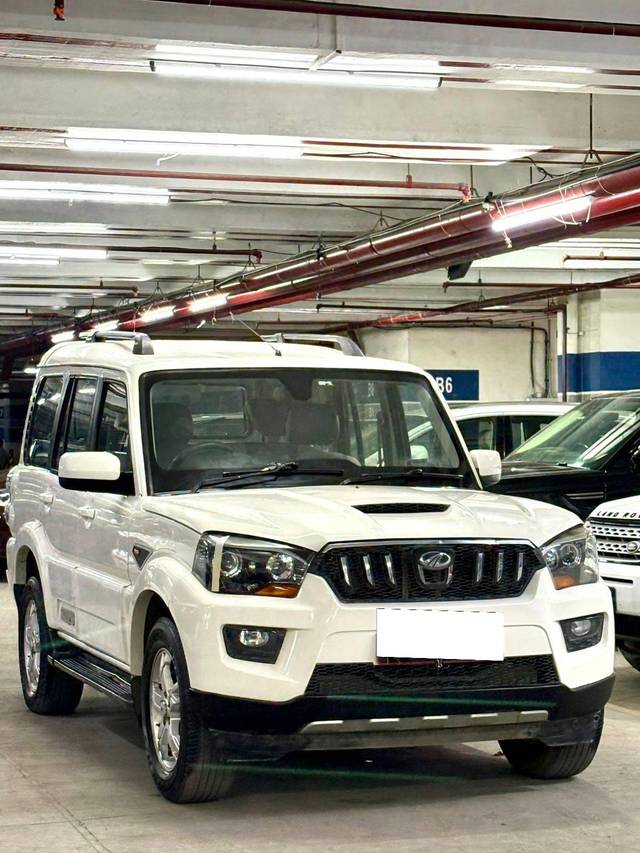 https://images10.gaadi.com/usedcar_image/4642324/original/processed_61b915ffe2efa576947c2de7dc006e17.jpg?imwidth=6400