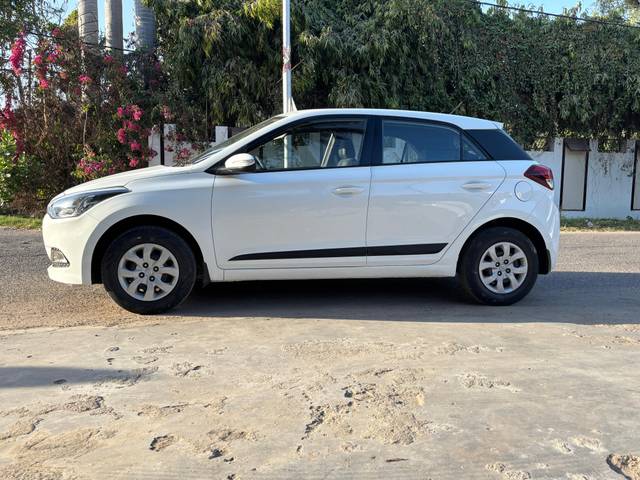 https://images10.gaadi.com/usedcar_image/4642340/original/475fe5c0ee53b0c8dd0952369871c6ed.jpg?imwidth=6402