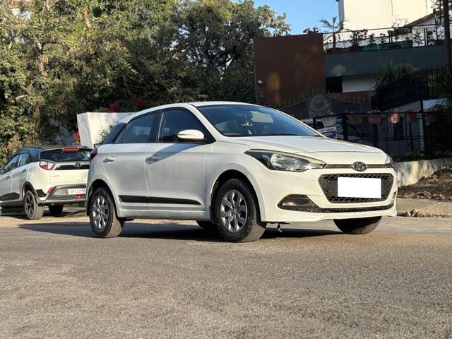 https://images10.gaadi.com/usedcar_image/4642340/original/processed_bcd5cce2d2b07e8583990db93b3604b7.jpg?imwidth=6400
