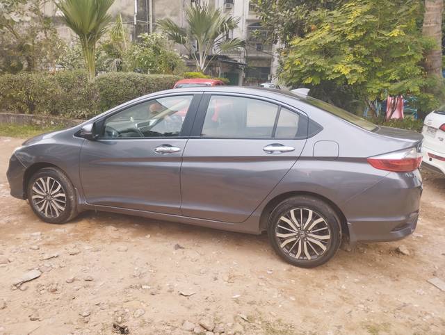 https://images10.gaadi.com/usedcar_image/4642426/original/5680ccb76bf760a0277b2f71dcddab5b.jpg?imwidth=6402