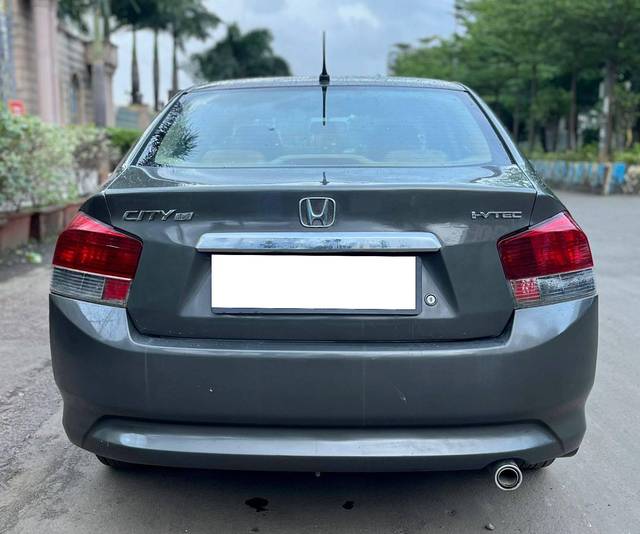 https://images10.gaadi.com/usedcar_image/4642575/original/processed_ca009659-1915-469e-941d-f16b6587163a.jpg?imwidth=6402