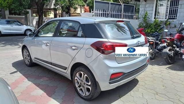 https://images10.gaadi.com/usedcar_image/4642618/original/processed_157ef881f64ff12277f5d6d411975333.jpeg?imwidth=6402