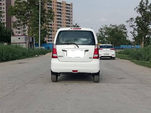 https://images10.gaadi.com/usedcar_image/4642795/original/processed_4a72ac66-afea-4bbe-ac3b-9b622cc151f9.jpg?imwidth=6402