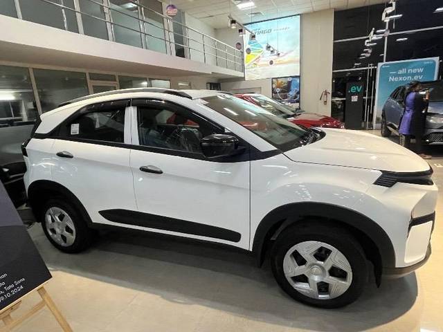 https://images10.gaadi.com/usedcar_image/4642833/original/processed_b90fa886-ee28-4dfe-8242-73de1fedfc80.jpeg?imwidth=6401
