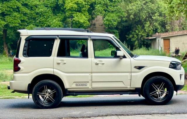 https://images10.gaadi.com/usedcar_image/4642976/original/786f2668f211ef160a895e4ad4a12f7f.jpg?imwidth=6401