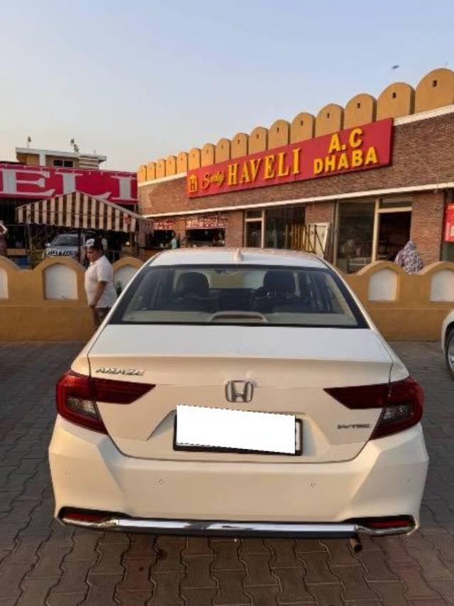 https://images10.gaadi.com/usedcar_image/4643187/original/processed_00ca68d2-f27a-4446-98f4-fab2aeeeeb7b.jpeg?imwidth=6401
