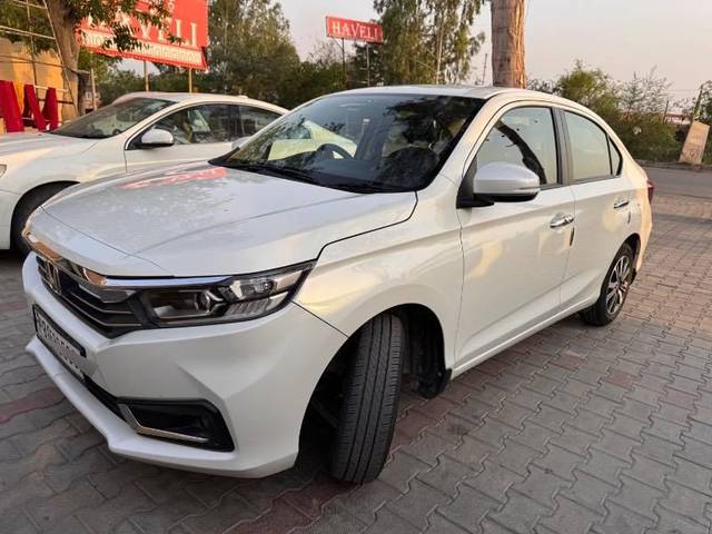 https://images10.gaadi.com/usedcar_image/4643187/original/processed_e239d3a6-0b11-42c2-8373-f7703d036427.jpeg?imwidth=6402