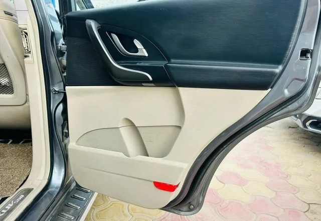 Second-hand 2017 Mahindra XUV500 R W10 FWD for sale in Bhilwara-13
