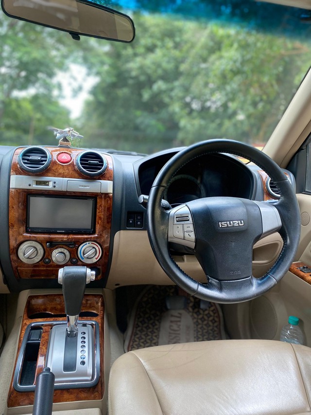 Second-hand 2015 Isuzu MU 7 AT Premium for sale in Bangalore-11