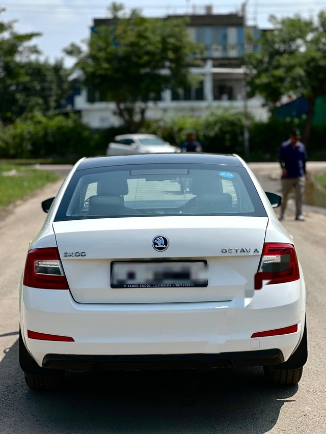 Second-hand 2015 Skoda Octavia Elegance 2.0 TDI AT for sale in Chandigarh-2