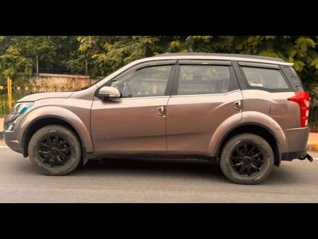 Second-hand 2017 Mahindra XUV500 R W10 FWD for sale in Kanpur-3