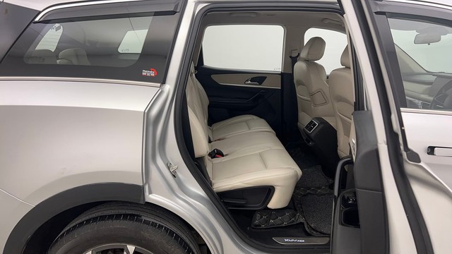 Second-hand 2022 Mahindra XUV700 AX7 Diesel AT Luxury Pack BSVI for sale in Chandigarh-32