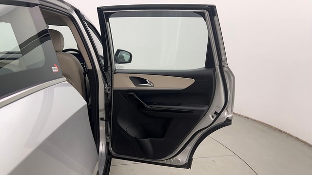 Second-hand 2022 Mahindra XUV700 AX7 Diesel AT Luxury Pack BSVI for sale in Chandigarh-30