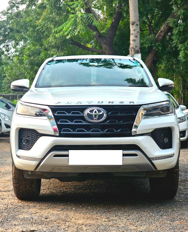 Second-hand 2023 Toyota Fortuner 4X2 for sale in Ahmedabad-4